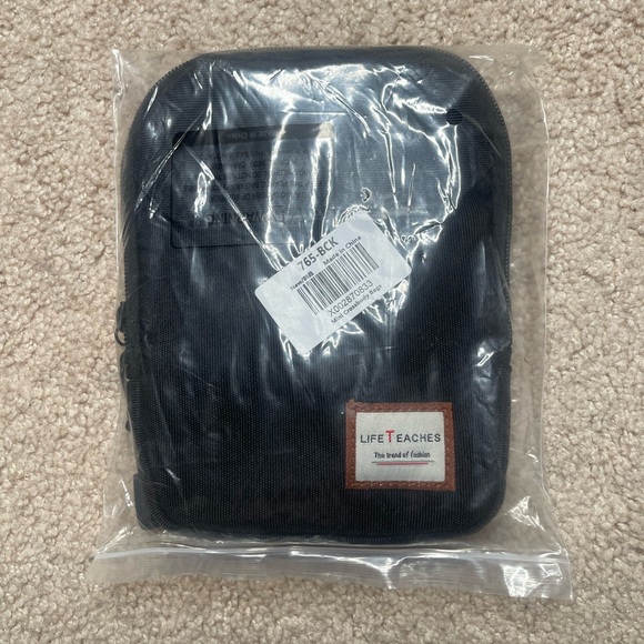 NEW Sleek Black Men's Messenger Bag - Picture 7 of 8